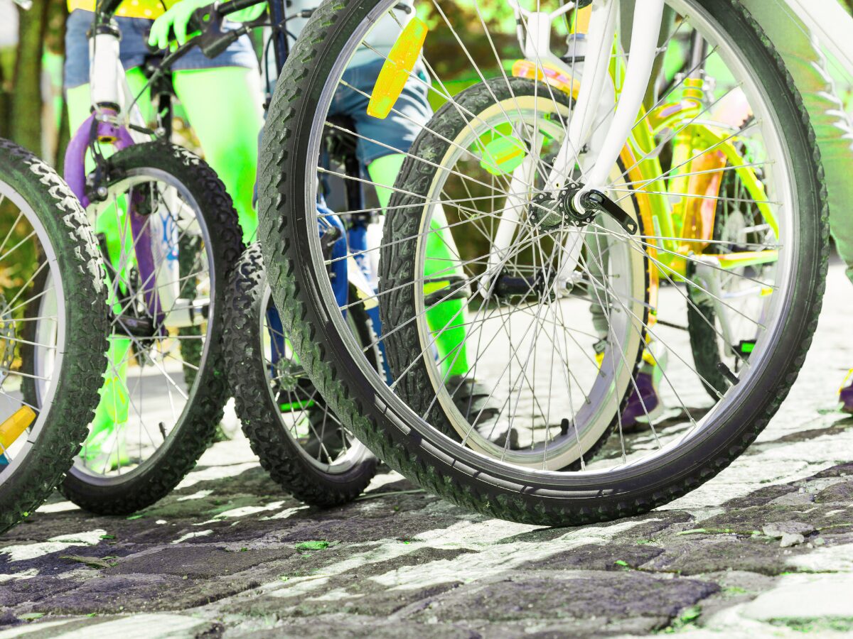 Adolescentes con sus bicis en El Chamizo